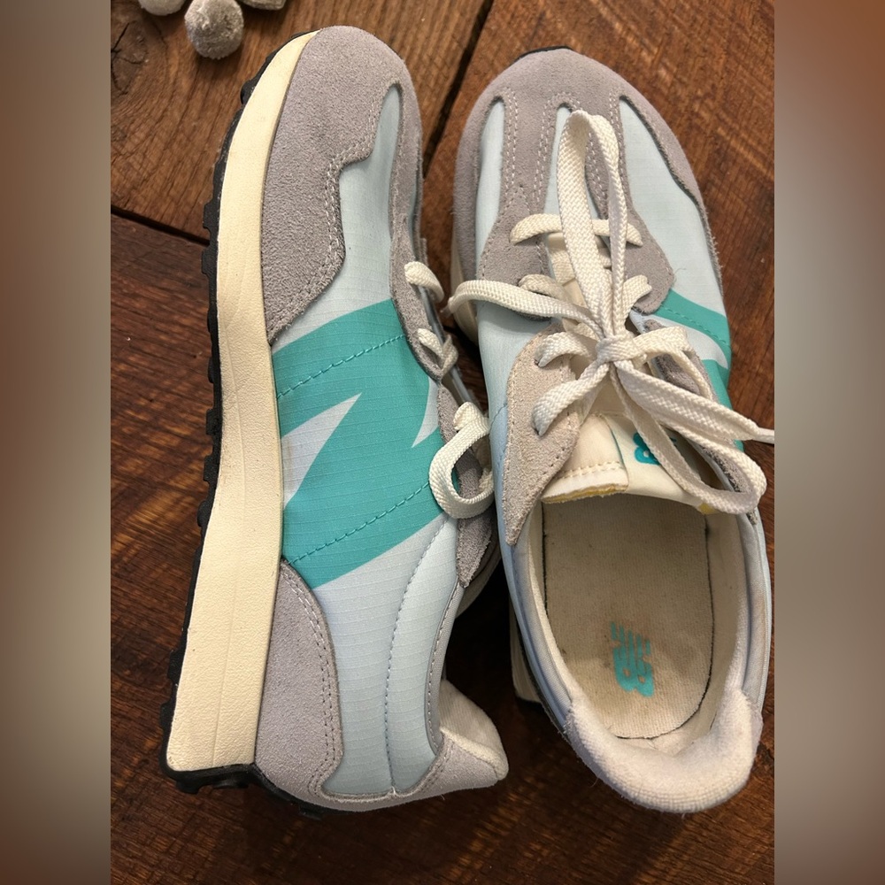New Balance 327 Kids' Sneakers- Gray and Teal.  Kids size 7- Women’s  8.5 - Picture 4 of 7